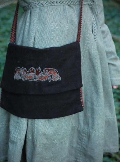 Sac viking brodé porté